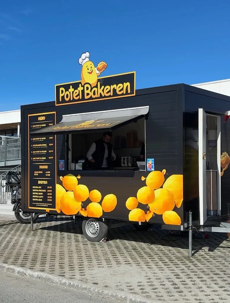 PotetBakeren-boden med maskoten på taket og menyen på siden
